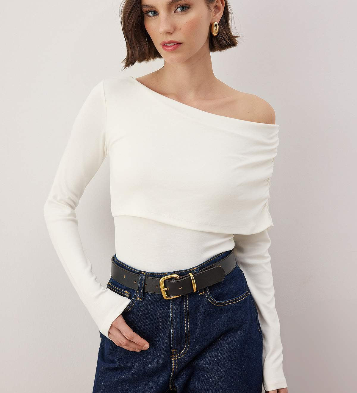 White off-shoulder asymmetric long sleeve ribbed top on model – AtikaStyle”

