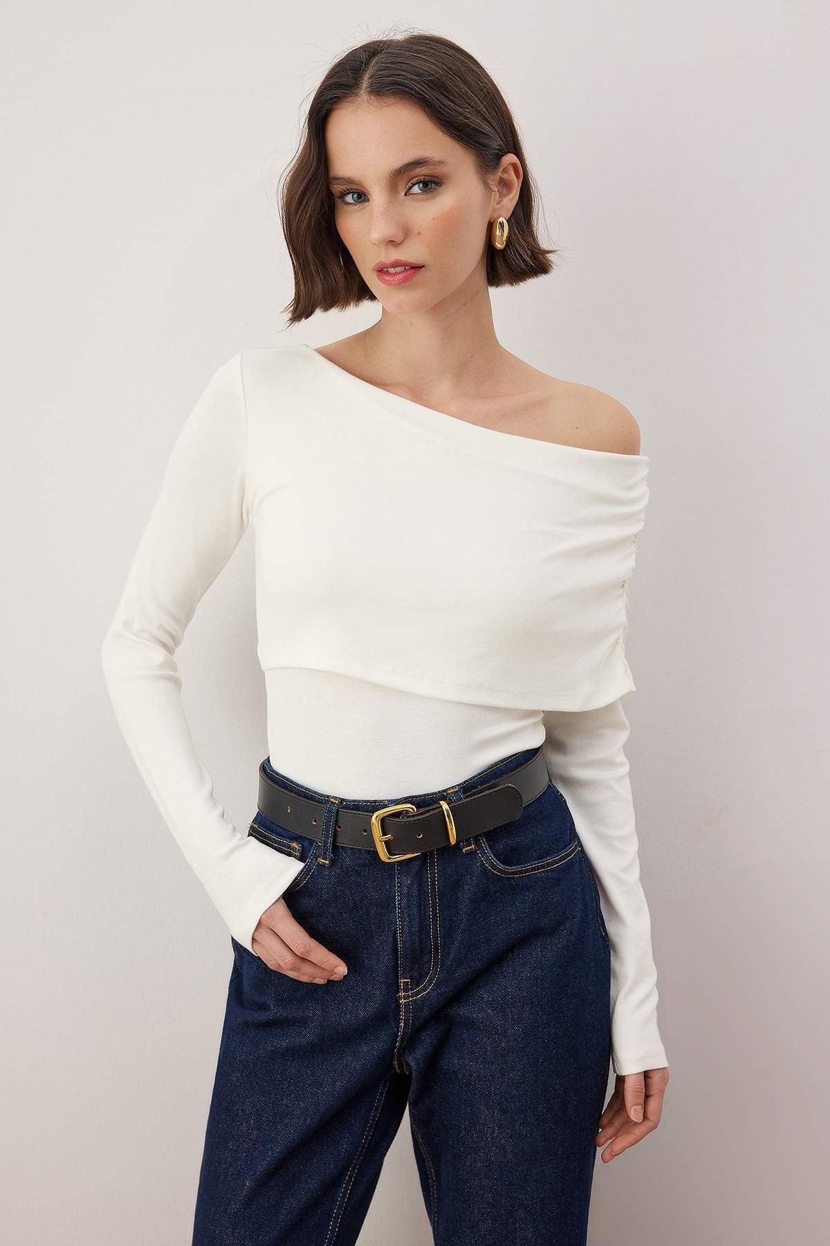 White off-shoulder asymmetric long sleeve ribbed top on model – AtikaStyle”
