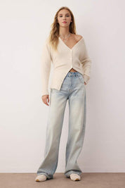 Light wash straight-leg denim jeans – AtikaStyle
	•	Everyday blue denim jeans for women – AtikaStyle
	•	Classic straight fit jeans light wash – AtikaStyle
