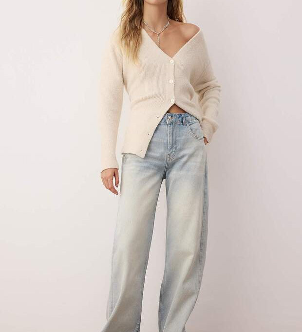 Light wash straight-leg denim jeans – AtikaStyle
	•	Everyday blue denim jeans for women – AtikaStyle
	•	Classic straight fit jeans light wash – AtikaStyle
