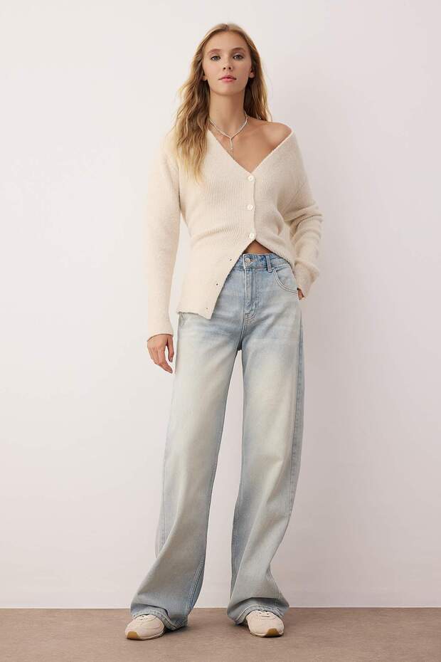 Light wash straight-leg denim jeans – AtikaStyle
	•	Everyday blue denim jeans for women – AtikaStyle
	•	Classic straight fit jeans light wash – AtikaStyle
