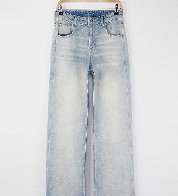 Light Wash Straight-Leg Denim Jeans – AtikaStyle