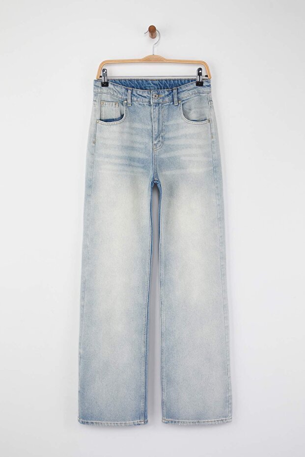 Light Wash Straight-Leg Denim Jeans – AtikaStyle