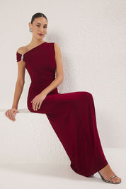 Woman wearing burgundy one-shoulder evening gown with crystal detail – AtikaStyle formal dress

Close-up of crystal-embellished shoulder on burgundy gown – AtikaStyle

Back view of burgundy one-shoulder floor-length dress – AtikaStyle
