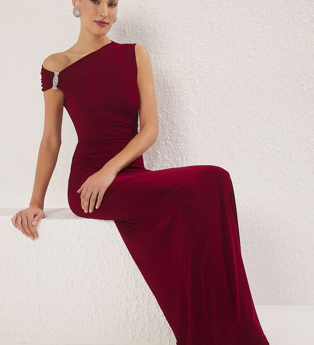 Woman wearing burgundy one-shoulder evening gown with crystal detail – AtikaStyle formal dress

Close-up of crystal-embellished shoulder on burgundy gown – AtikaStyle

Back view of burgundy one-shoulder floor-length dress – AtikaStyle