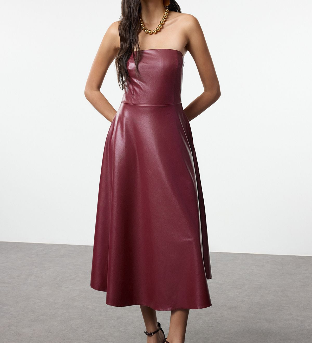 Elegant Maroon Strapless Faux Leather Midi Dress – Perfect for Evening Events

Make a bold statement with this strapless maroon faux leather midi dress. Ideal for evening events, this dress combines sophistication with a chic A-line silhouette.
