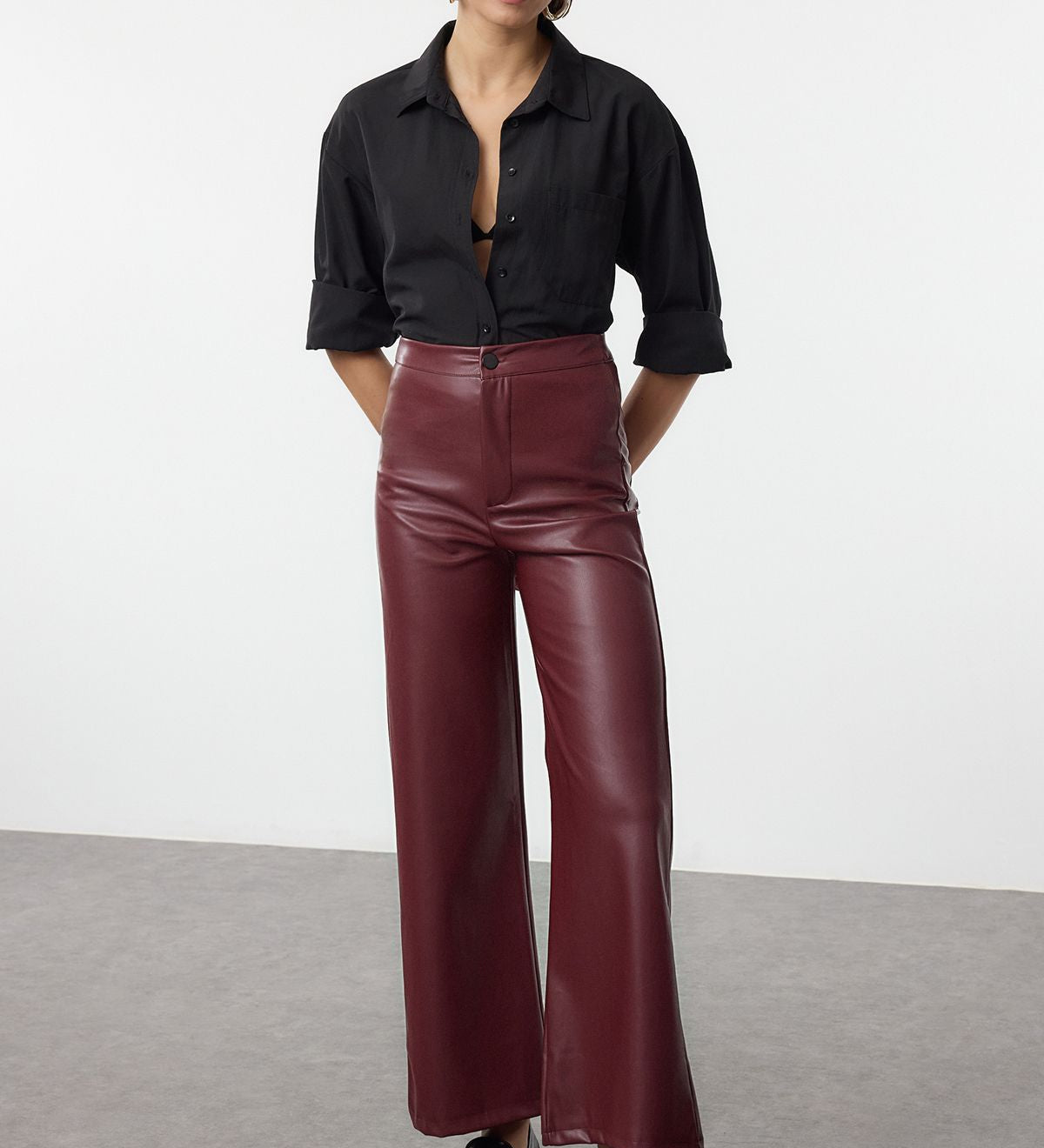 High-Waisted Burgundy Faux Leather Wide-Leg Pants - Elegant & Stylish for Women

Make a statement with these high-waisted burgundy faux leather wide-leg pants. Perfect for casual or evening wear, these stylish pants combine comfort with a sophisticated look.