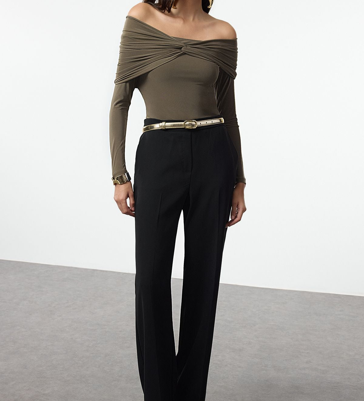 Olive green off-shoulder bodysuit
	•	Twist-front bodysuit for women
	•	Elegant olive bodysuit
	•	Women’s off-shoulder bodysuit top
	•	Trendy olive green bodysuit
	•	Chic off-shoulder bodysuit for partie