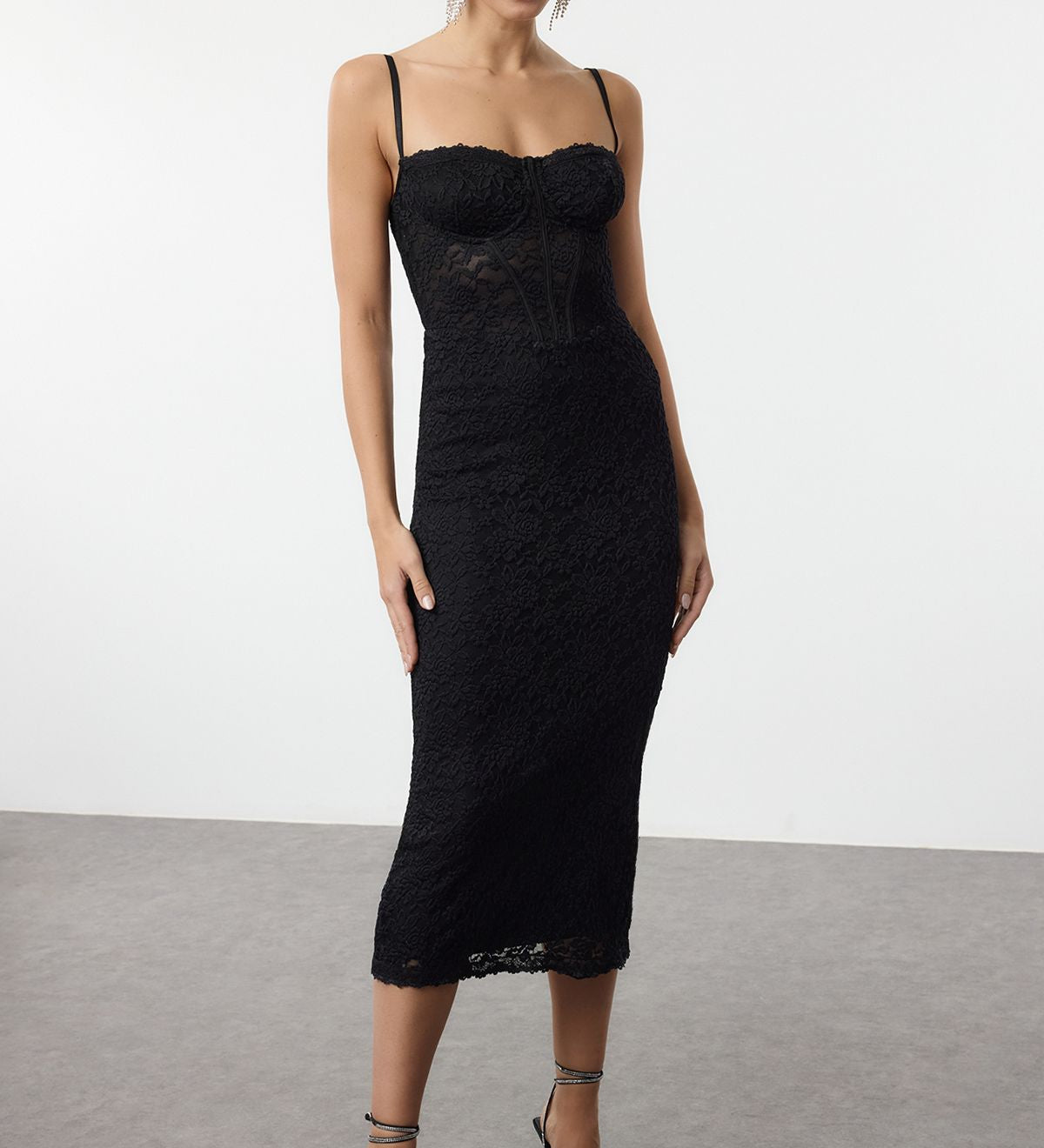 Turn heads with our women’s black lace corset midi dress, perfect for evening events and special occasions. Elegant floral lace with a structured fit. Shop now!