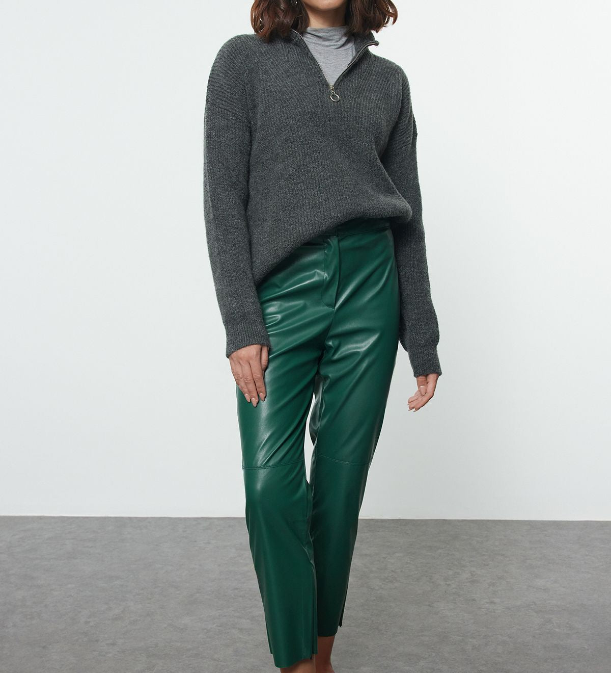 Explore Atika Style’s elegant green faux leather cropped pants – the perfect blend of style and comfort for every occasion. Shop now for bold fashion.