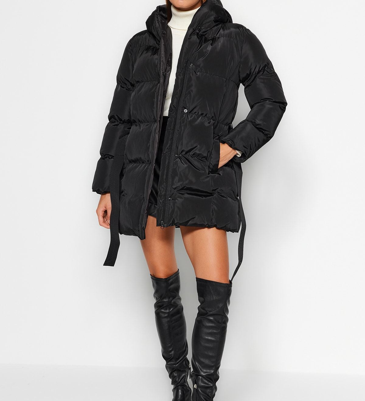 Stay warm in style with our Women’s Oversized Black Puffer Jacket. Featuring a detachable hood, quilted design, and adjustable waist tie, this puffer coat is the perfect winter essential.