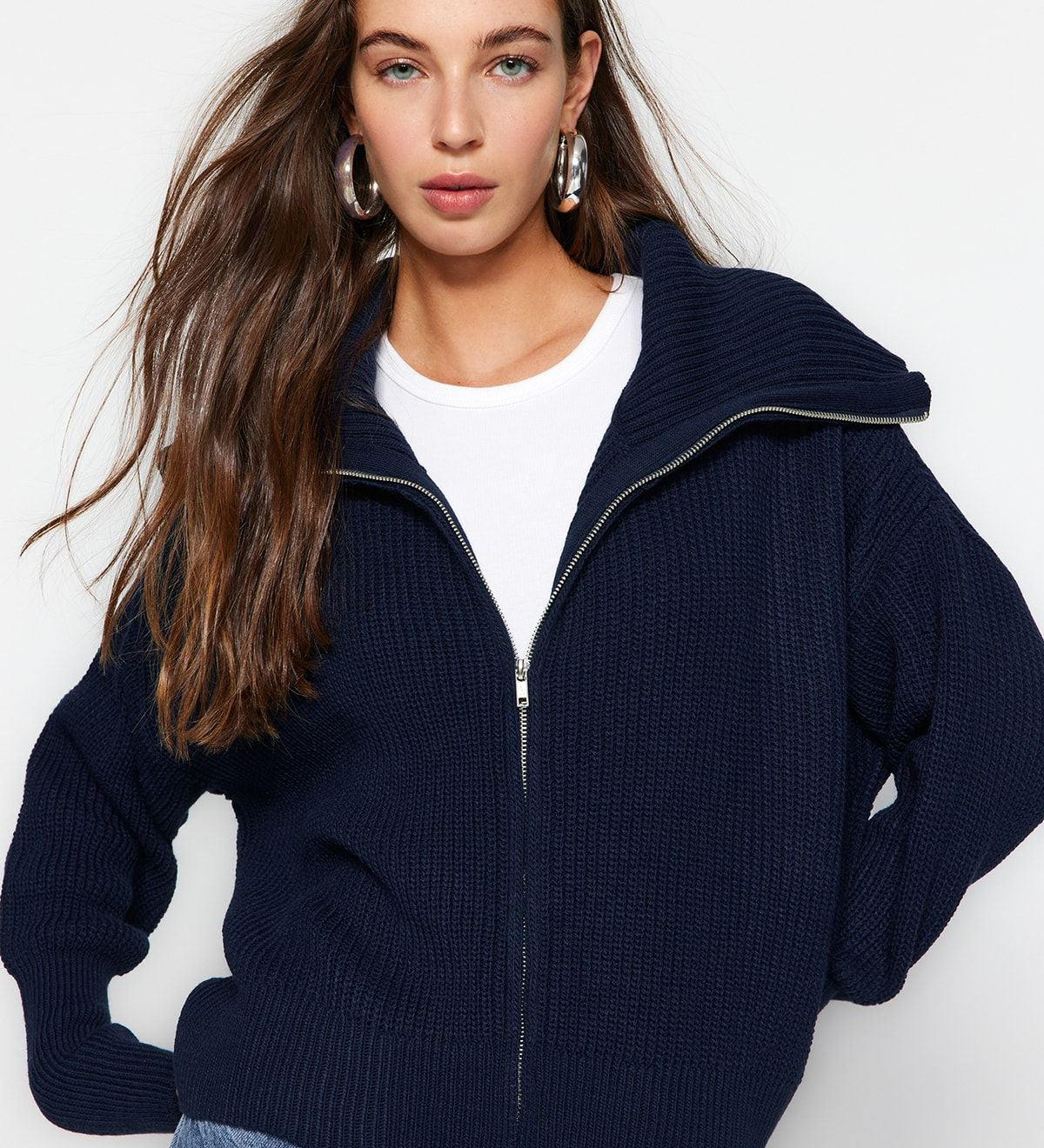 Navy Ribbed Knit Zip-Up Sweater | Women’s Casual Knitwear

Shop this cozy navy ribbed knit zip-up sweater for effortless style and comfort. Perfect for layering or wearing solo. Relaxed fit and premium texture.
