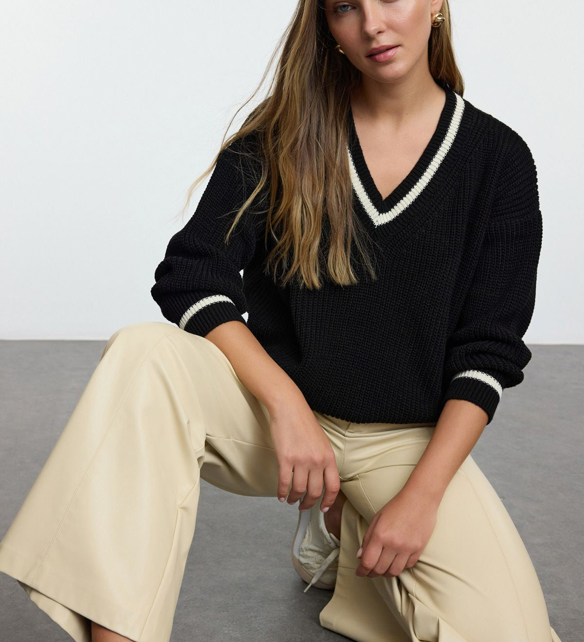 Cozy Black V-Neck Knit Sweater with Contrast Trim - Perfect for Layering

Upgrade your fall wardrobe with this cozy black V-neck knit sweater featuring contrast trim. Perfect for casual or semi-formal looks, this soft knit is ideal for layering and keeping warm in style.