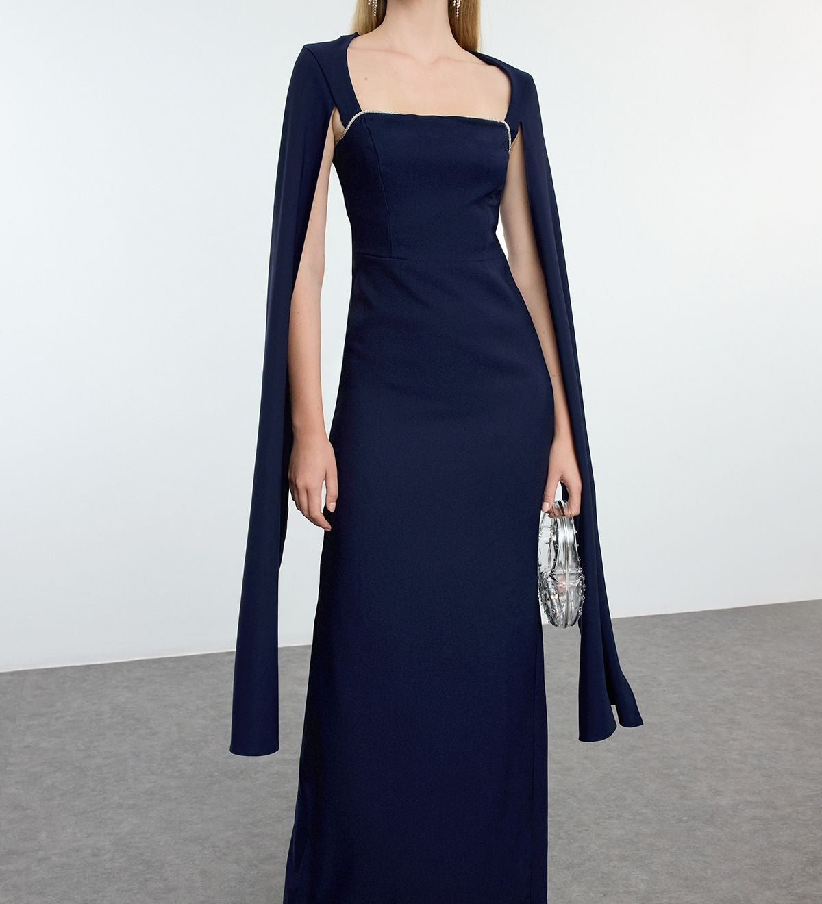 Elegant Navy Blue Cape Sleeve Evening Gown – Perfect for Formal Events
Stand out at any formal event in this elegant navy blue evening gown with dramatic cape sleeves. A sophisticated choice for galas, weddings, and special occasions.
