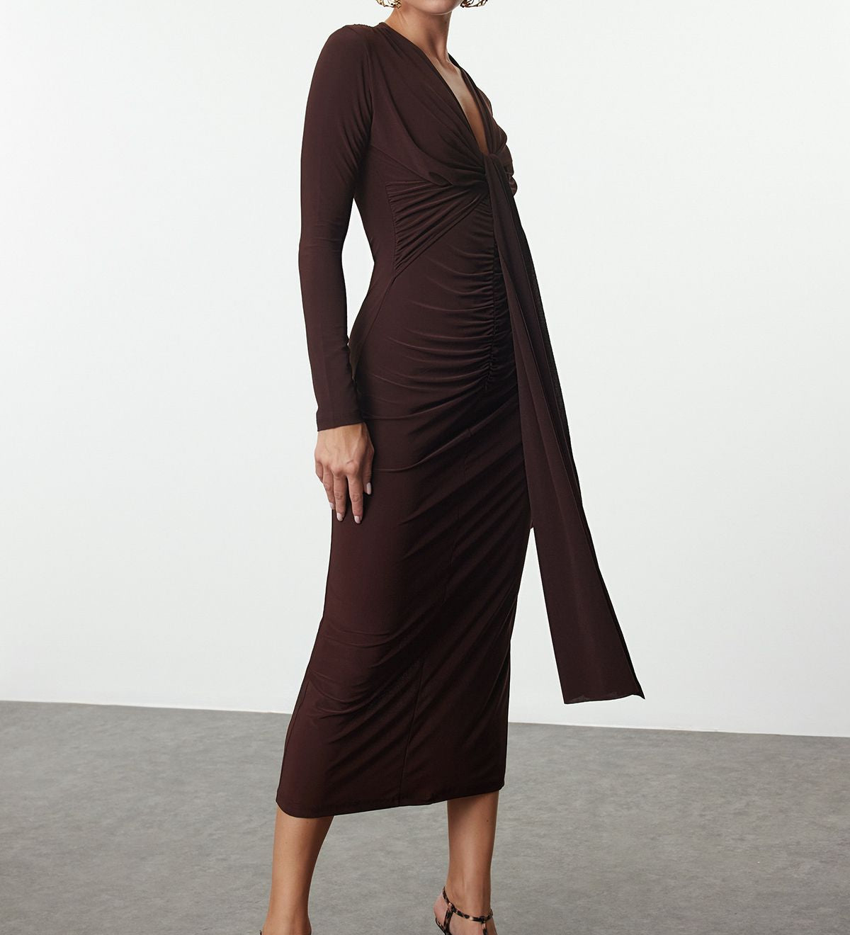 Long-sleeve brown midi dress
	•	Women’s bodycon draped dress
	•	Elegant midi dress with ruched details
	•	Evening wear for women
	•	Special occasion bodycon dress
	•	Plunging neckline dress for women
	•	Stretchy brown midi dress
	•	Long-sleeve bodycon dress outfit
	•	Trendy midi dresses for fall
	•	Knot front dress for women