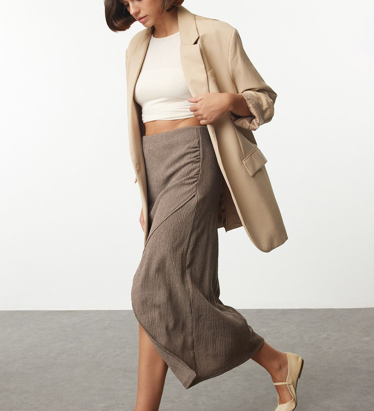 
             Taupe wrap midi skirt
	•	Textured midi skirt for women
	•	Women’s neutral tone skirts
	•	Stylish wrap skirt for casual   
              outfits
	•	Elegant taupe skirt for office  
             wear
	•	Midi skirt with front drape design
	•	Trendy wrap skirts for fall and spring