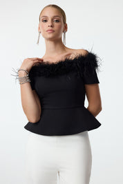 Chic Off-Shoulder Feather Trim Black Peplum Top - Elegant Eveningwear
Elevate your evening style with this off-shoulder black peplum top featuring a feather trim. Perfect for special occasions, it offers a flattering fit with a touch of sophistication.