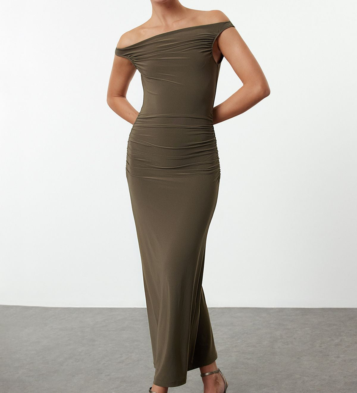 
Elegant Olive Off-Shoulder Maxi Dress | Ruched Bodycon Evening Gown

Turn heads in this elegant off-shoulder olive maxi dress, perfect for evening occasions. With ruched detailing and a body-hugging silhouette, this dress is designed for sophistication and style. Shop now for your next event!