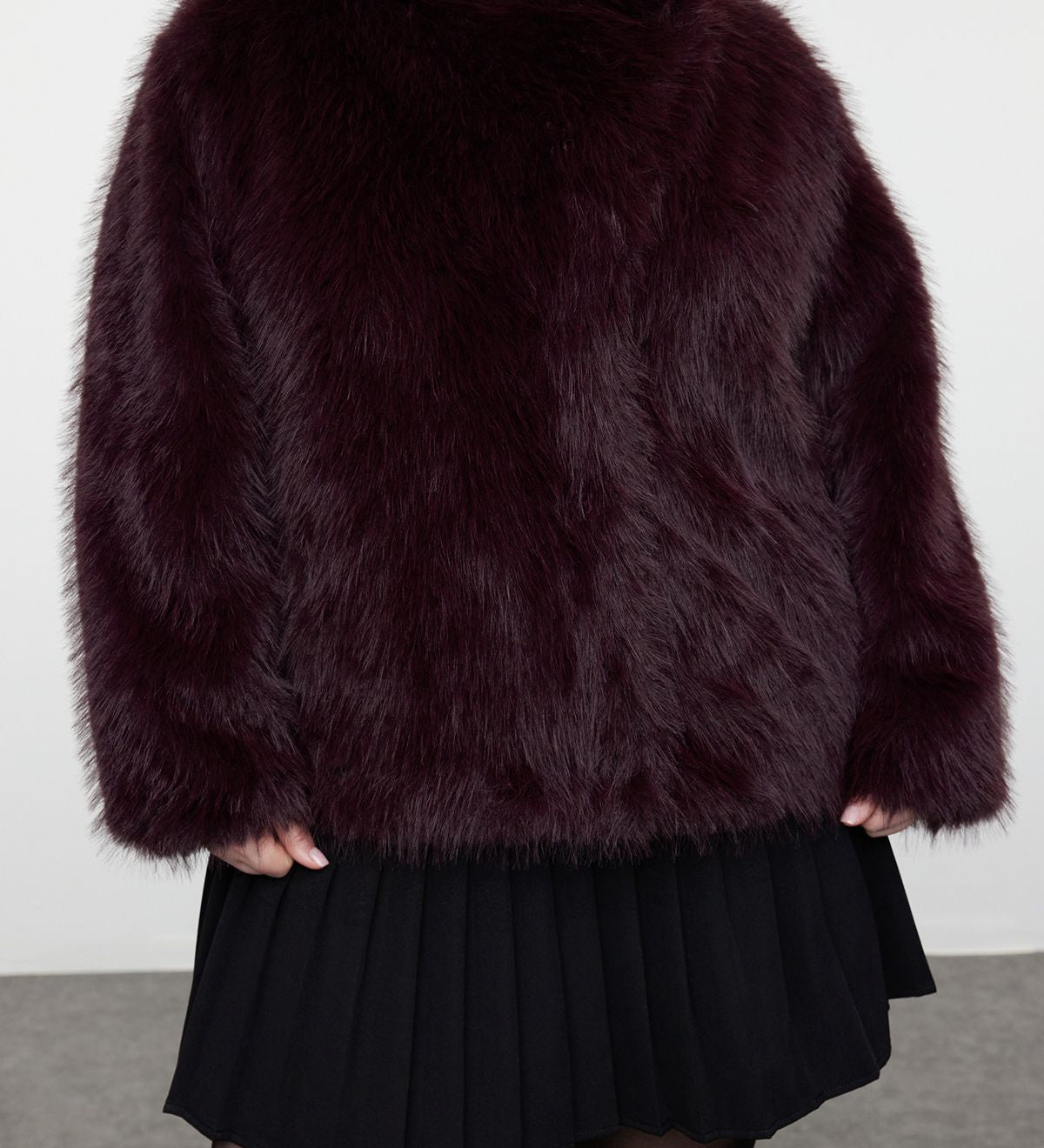 Burgundy faux fur coat women
	•	Luxe high-neck winter jacket
	•	Women’s plush faux fur coat
	•	Stylish burgundy fur jacket women
	•	Warm faux fur coat for winter
	•	Elegant women’s winter jacket
	•	Burgundy coat with high neck
	•	Women’s statement faux fur jacket
	•	Evening wear faux fur coat