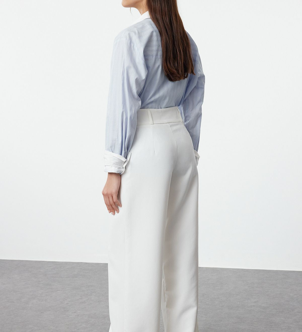 
             Women’s Wide-Leg Trousers
	•	Minimalist Fashion
	•	Casual Office Wear
	•	High-Waist White Pants
	•	Summer Trousers for Women
	•	Comfortable Workwear

