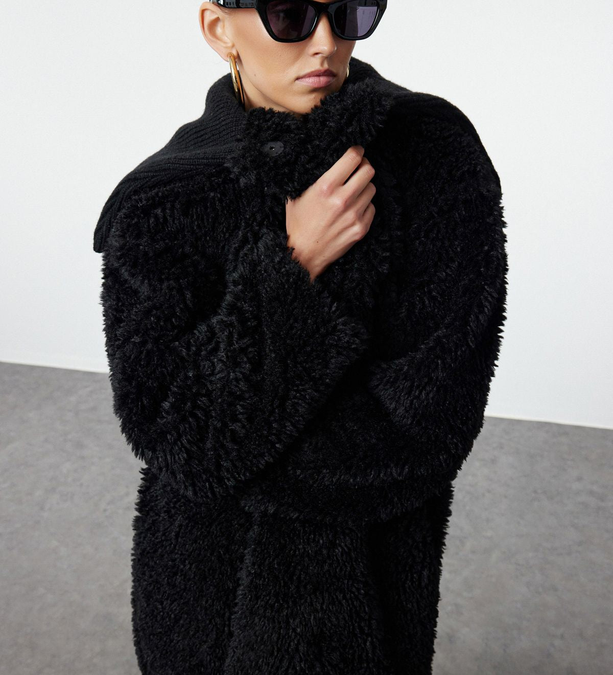 Black teddy coat women
	•	Longline oversized teddy coat
	•	Plush winter coat for women
	•	Women’s black fleece coat
	•	Oversized winter jacket for women
	•	Black teddy outerwear women
	•	Cozy teddy coat longline style
	•	Warm black winter coat women