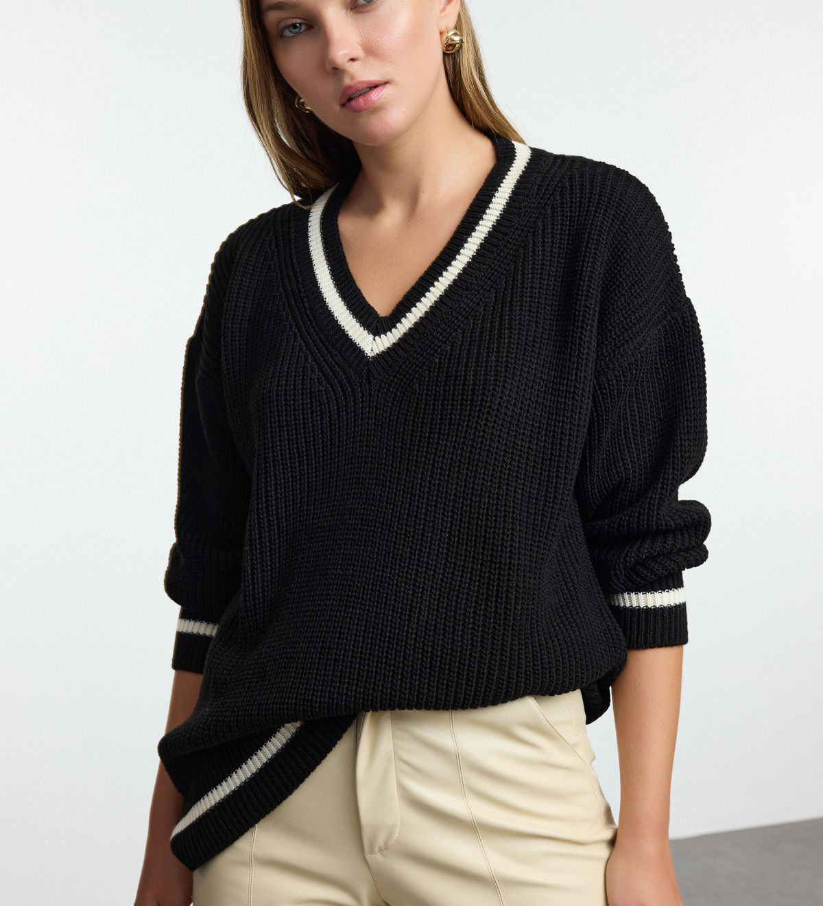             Black V-neck sweater
	•	Oversized women’s sweater
	•	Casual black sweater
	•	Sweater with contrast trim
	•	Women’s cozy knitwear