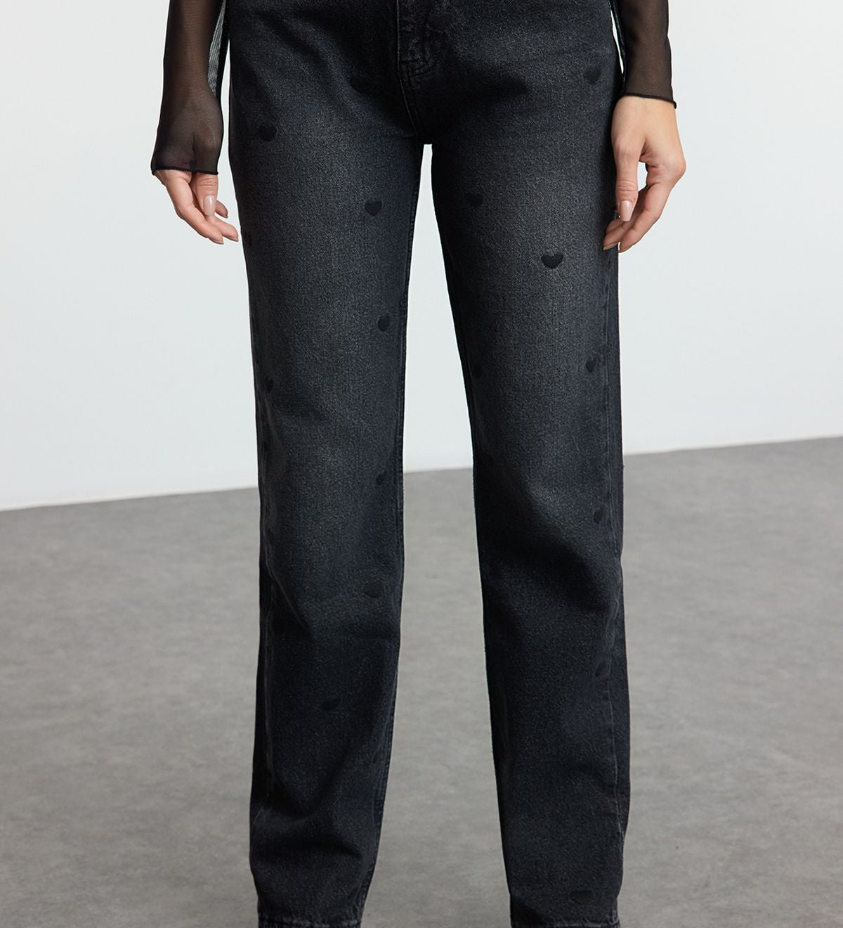Black high-waisted jeans with heart print
	•	Women’s printed straight-leg denim
	•	Romantic-themed black jeans
	•	Heart print jeans for women
	•	Trendy high-rise jeans with patterns
	•	Black denim for casual and nightwear
	•	Straight-leg jeans with fun details
	•	Statement jeans for women
	•	Women’s jeans with subtle heart pattern
	•	Comfortable high-rise printed jeans