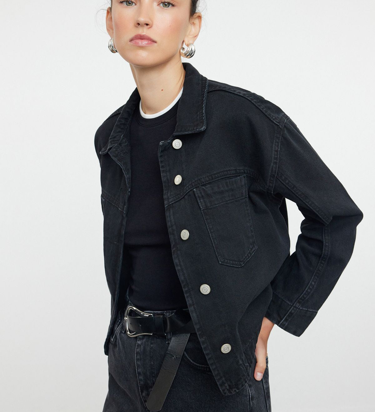             Black denim jacket for women
	•	Oversized black jean jacket
	•	Boxy fit denim jacket
	•	Casual women’s black jacket
	•	All-black outerwear outfit ideas
	•	Women’s button-up denim jacket
	•	Streetwear-style black jacket
	•	Fall and winter layering jackets
	•	Black denim jacket with pockets
	•	Versatile denim outerwear for women