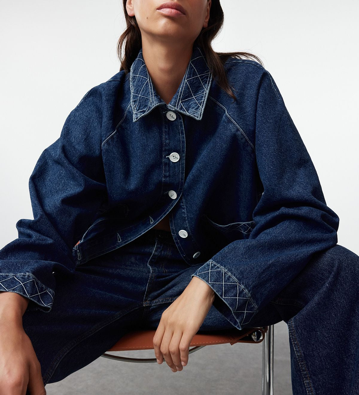 Boxy fit denim jacket for women
	•	Dark wash denim jacket with stitching details
	•	Women’s button-up casual jacket
	•	Stylish oversized denim outerwear
	•	Contrast stitch denim jacket
	•	Trendy denim-on-denim outfit ideas
	•	Relaxed fit cropped denim jacket
	•	Casual layering jacket for fall
	•	Durable denim jacket with pockets
	•	Women’s statement denim jacket