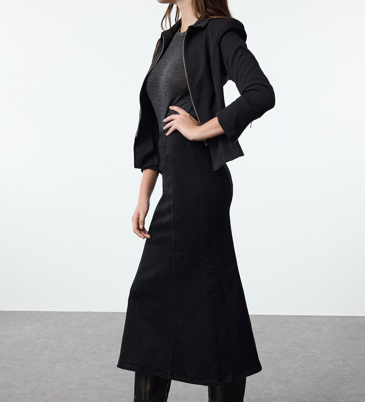 
            High-waisted black denim skirt
	•	Black denim midi skirt for 
             women
	•	Women’s high-rise midi skirt
	•	Stylish black skirt for fall and 
              winter
	•	Versatile black denim fashion
	•	Casual and formal black skirts
	•	Long denim skirts for trendy outfits