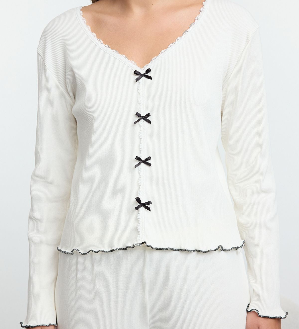 White ribbed pajama set for women
	•	Pajama set with bow details
	•	Cozy cardigan-style sleepwear
	•	Elegant loungewear for women
	•	Two-piece ribbed lounge set
	•	Comfortable women’s pajama outfit
	•	Lightweight sleepwear for home
	•	Stylish pajama set with black accents
	•	Soft lounge set for women
	•	Women’s cozy sleepwear gift idea