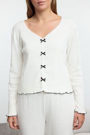 White ribbed pajama set for women
	•	Pajama set with bow details
	•	Cozy cardigan-style sleepwear
	•	Elegant loungewear for women
	•	Two-piece ribbed lounge set
	•	Comfortable women’s pajama outfit
	•	Lightweight sleepwear for home
	•	Stylish pajama set with black accents
	•	Soft lounge set for women
	•	Women’s cozy sleepwear gift idea