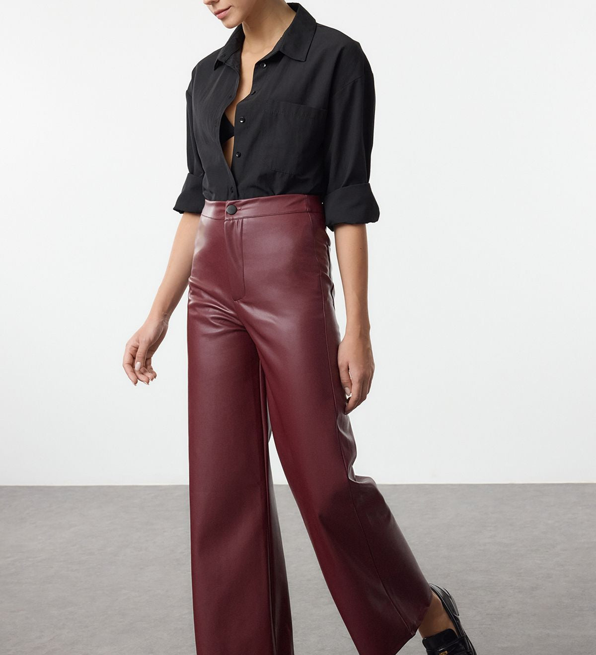Burgundy faux leather pants
	•	High-waisted wide-leg pants
	•	Women’s faux leather trousers
	•	Stylish leather-look pants
	•	Burgundy wide-leg pants
