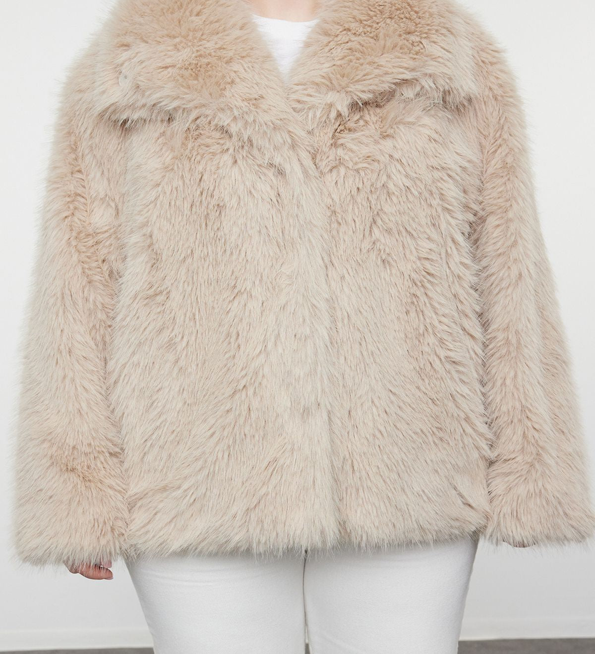 Women’s beige faux fur coat
	•	Luxe plush winter jacket women
	•	Faux fur winter coat for women
	•	Soft beige fur coat for winter
	•	Women’s cozy winter fur jacket
	•	Elegant beige faux fur jacket women
	•	Warm faux fur coat women
	•	Stylish winter outerwear for women