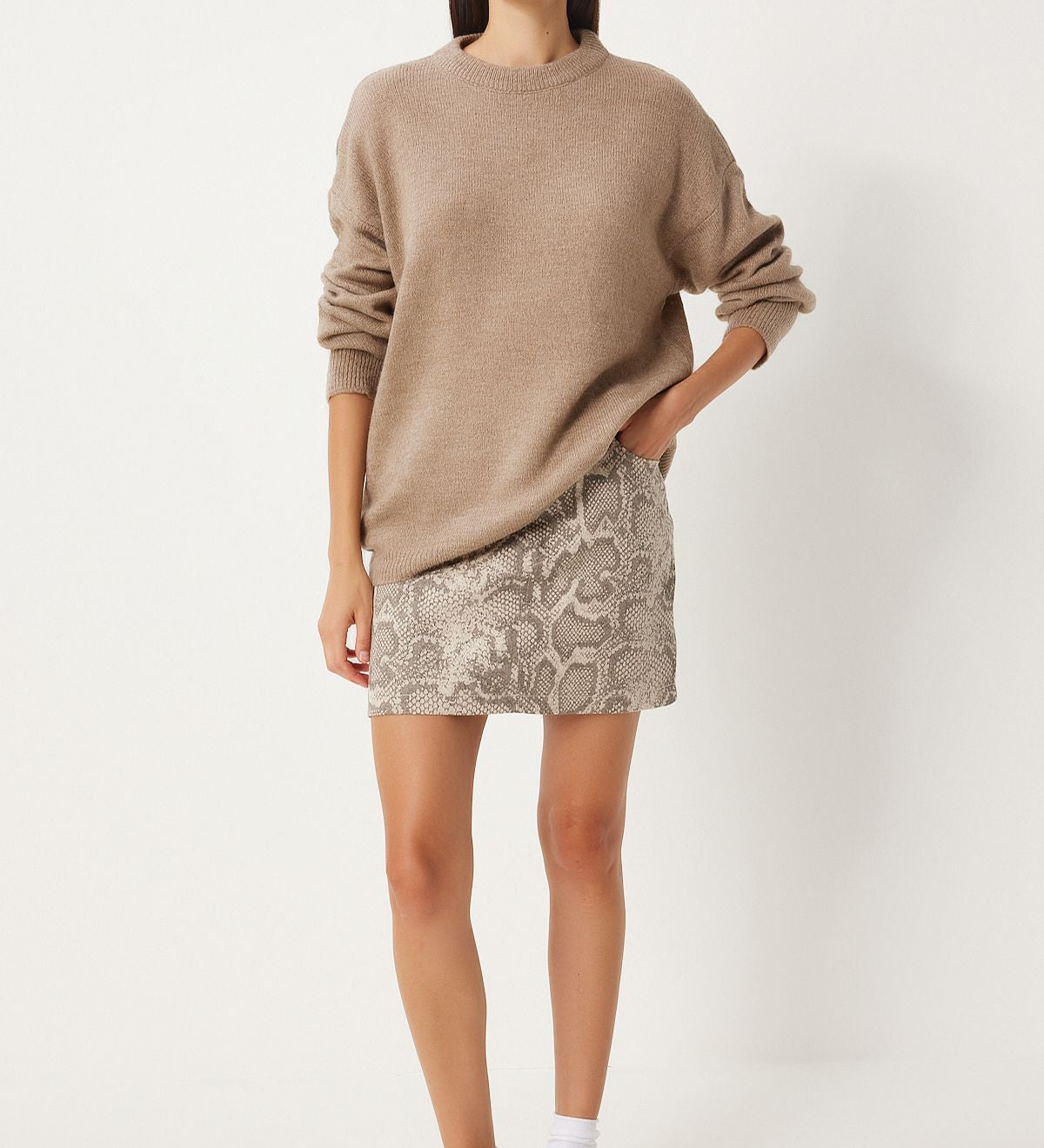 Stay cozy and chic with our Oversized Cashmere Blend Sweater. Soft, warm, and versatile, this pullover is perfect for layering and everyday wear. Shop now for comfort and style free shipping!