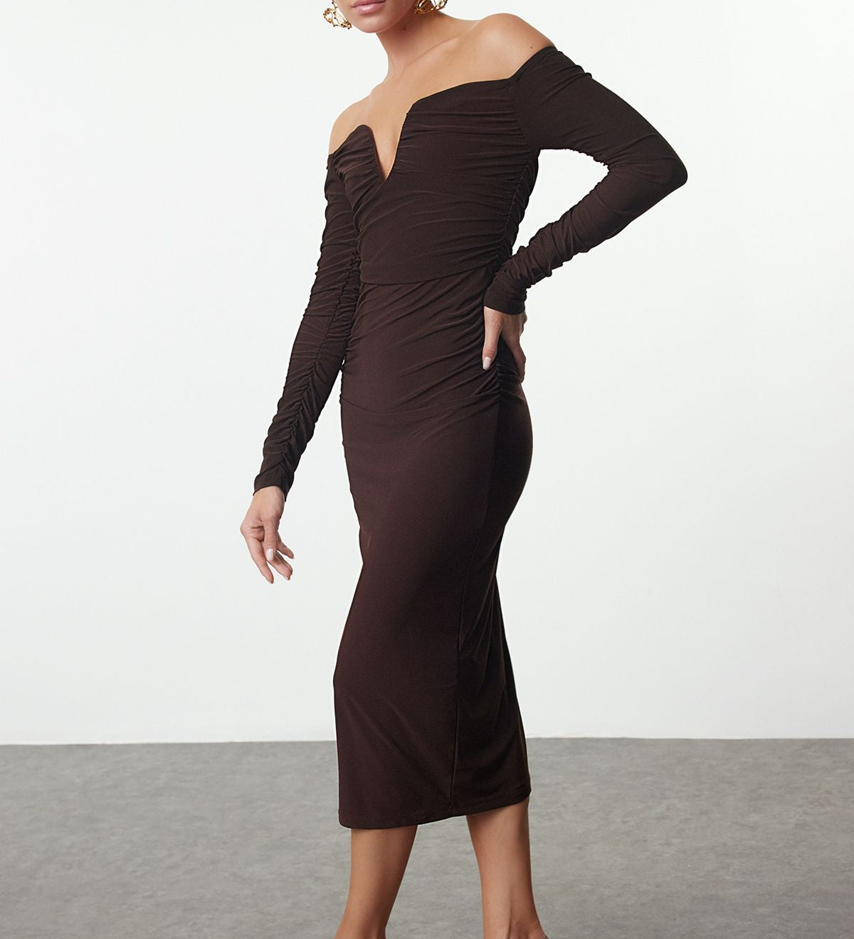 Off-shoulder bodycon dress
• Rushed midi dress
• Brown evening dress
• Elegant off-shoulder dress
• Women’s cocktail dress
• Long sleeve bodycon dress
• Figure-hugging midi dress
• Stylish party dress
• Chic brown dress
• Special occasion dress
