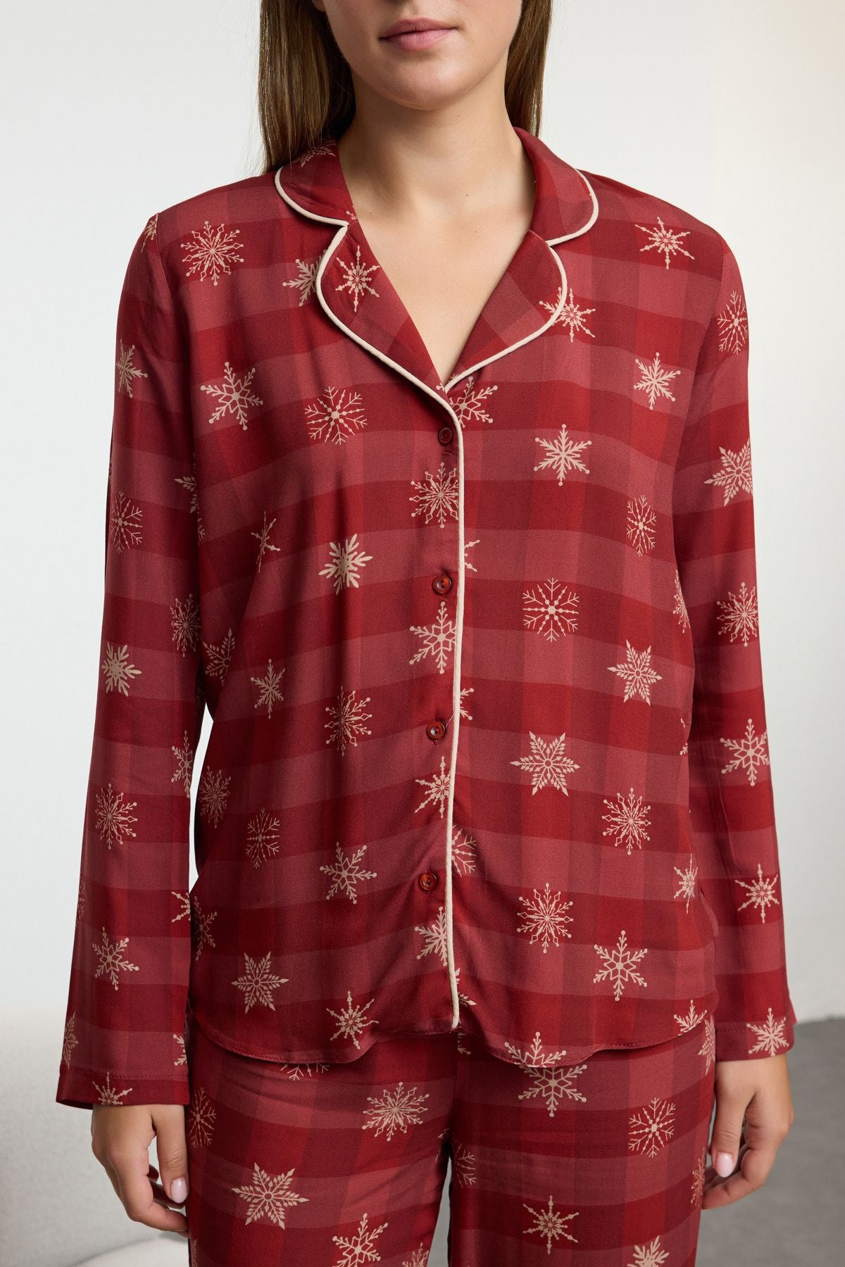 Women’s holiday pajama set
	•	Festive red plaid sleepwear
	•	Christmas pajamas with snowflake print
	•	Button-up holiday lounge set for women
	•	Cozy winter sleepwear for women
	•	Two-piece plaid pajama set for women
	•	Holiday-themed pajama gift ideas
	•	Soft Christmas sleepwear outfit
	•	Red and plaid festive pajama set
	•	Women’s comfortable winter loungewear