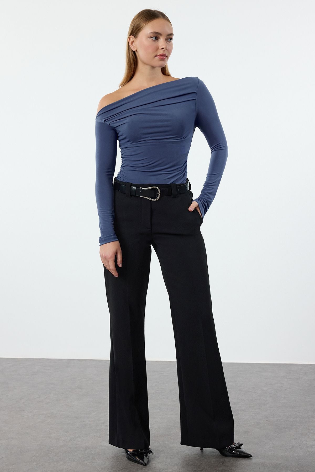 Off-shoulder blue top
	•	Ruched one-shoulder blouse
	•	Elegant casual tops for women
	•	Chic one-shoulder top
	•	Women’s versatile off-shoulder to