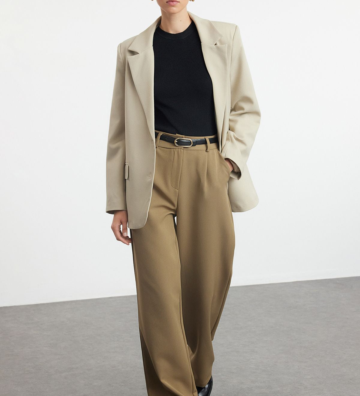 Discover our Women’s High-Waisted Olive Green Wide-Leg Pants for a chic and comfortable look. Perfect for work or casual outings, available in multiple sizes.
