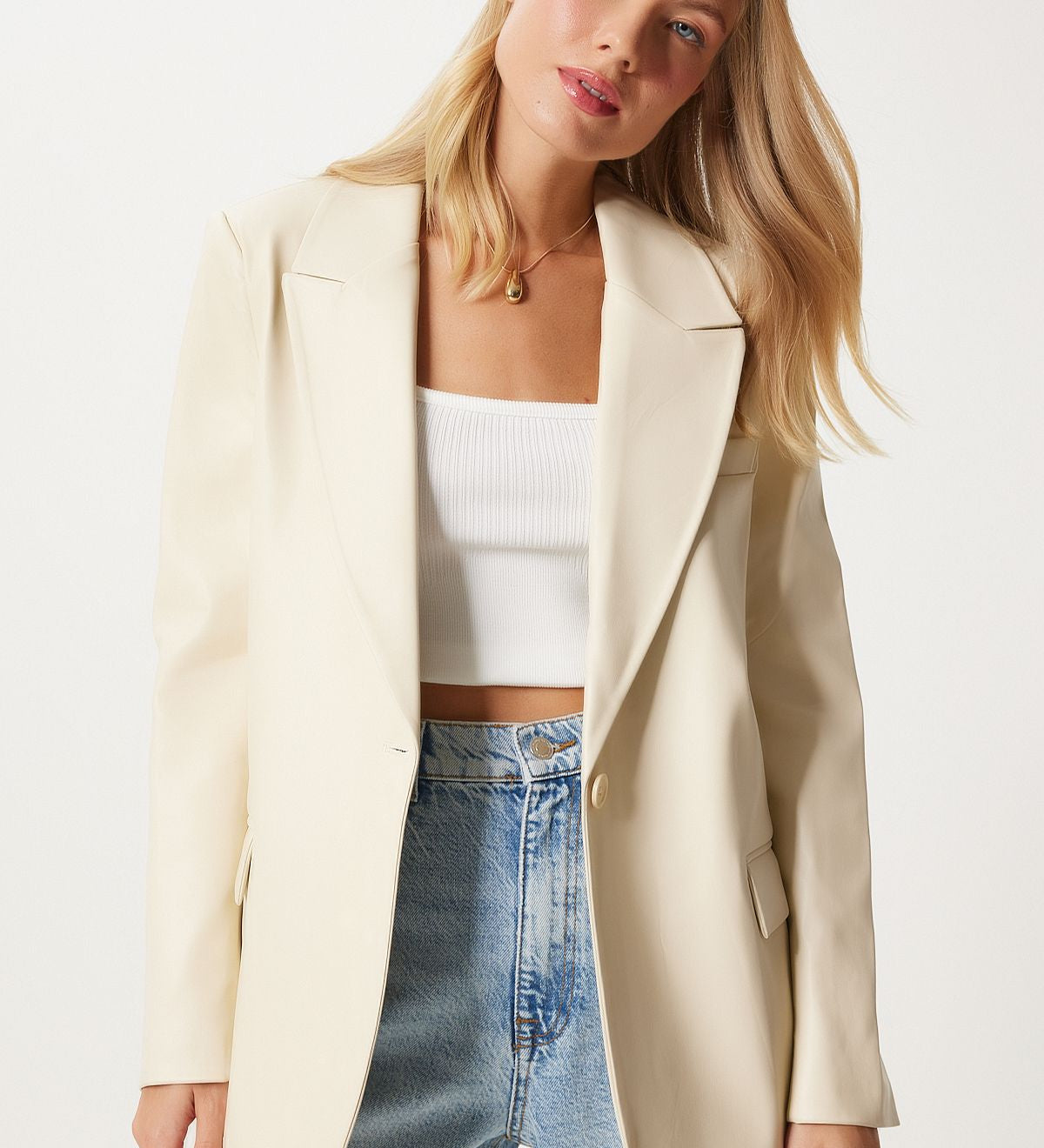 Add timeless elegance to your wardrobe with our Women’s Cream Tailored Blazer. Perfect for work or casual wear, this single-breasted jacket offers a chic, polished look. Shop now for sophisticated style!