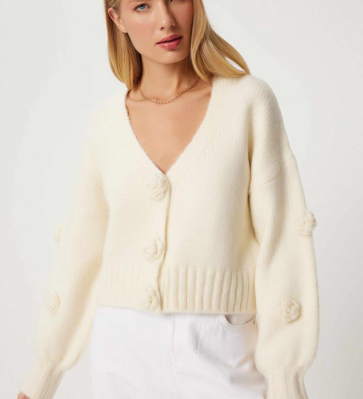 Cream knit cardigan for women
• Women’s pom-pom detail cardigan
• Cozy knit sweater
• Cream button-down cardigan
• Casual women’s cardigan
• Soft knit sweater for winter
• Versatile women’s knitwear
• Chunky knit cardigan with pom-poms
• Winter fashion cardigan
• Women’s layering cardigan