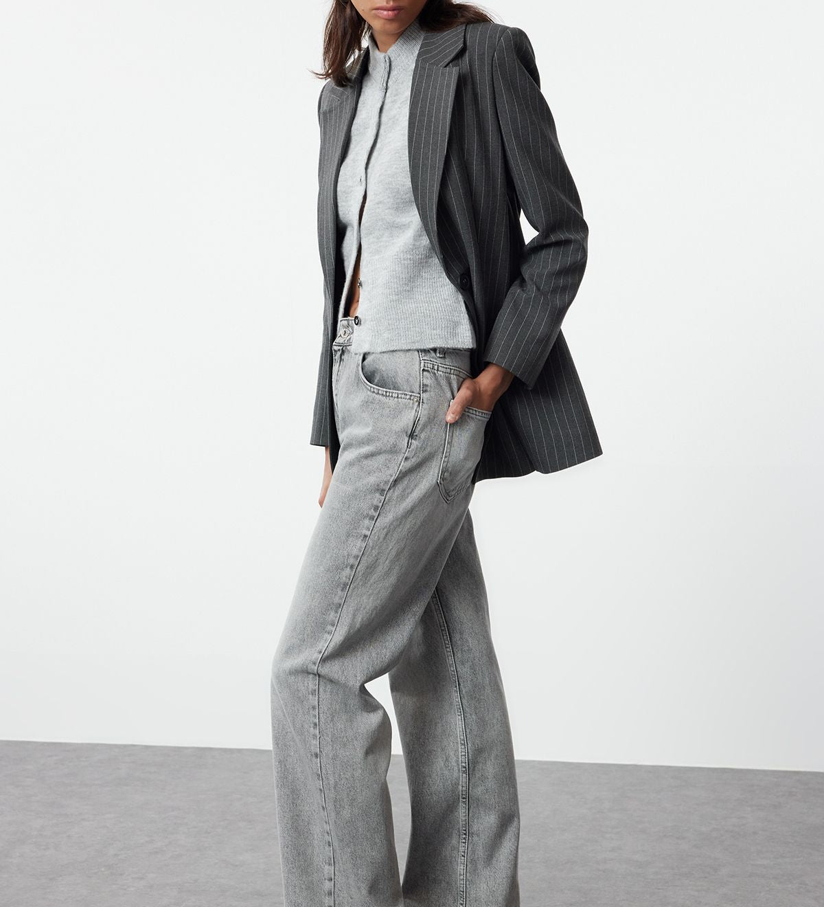  High-waisted wide-leg jeans
• Vintage gray jeans
• Women’s street style denim
• Wide-leg denim pants
• Casual high-waisted jeans
• Trendy women’s jeans
• Gray washed jeans