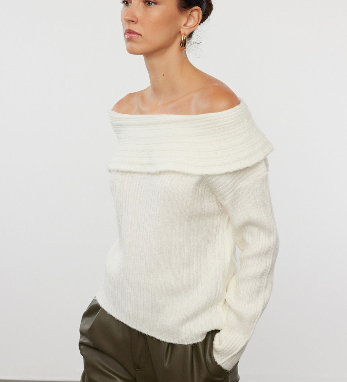  Off-shoulder knit sweater
• Women’s ribbed pullover
• Cozy winter sweater for women
• Soft off-shoulder sweater
• Women’s casual knitwear
• Ribbed knit sweater
• Warm off-shoulder pullover
• Elegant women’s sweater
• Chic winter tops
• Comfortable winter fashion