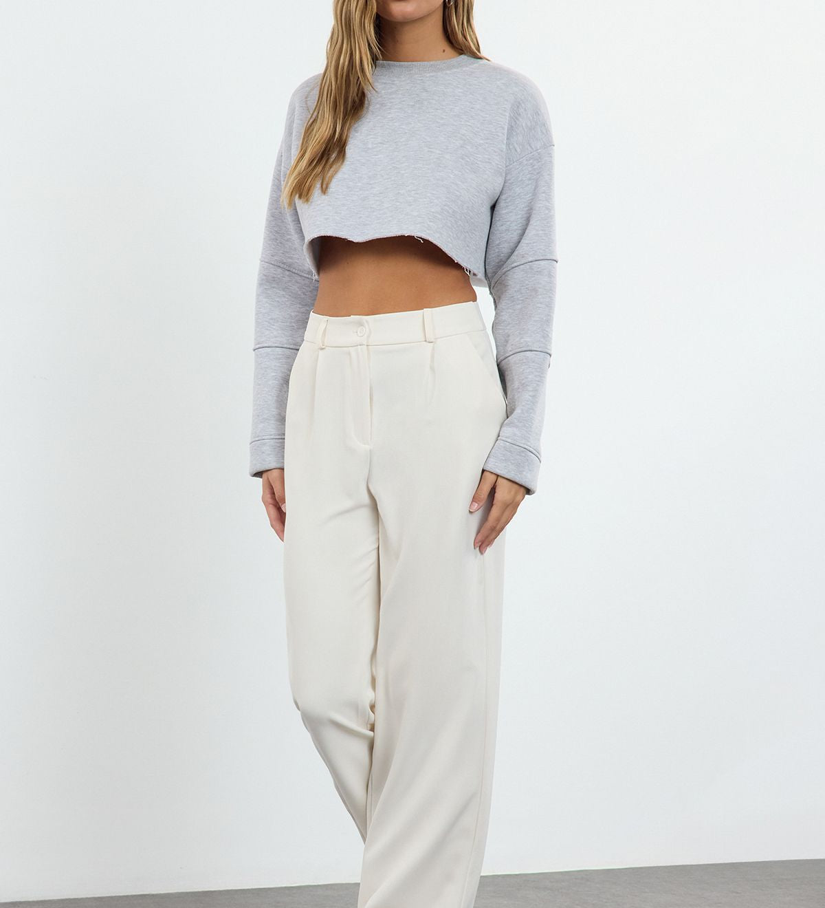 Cream wide-leg trousers
	•	High-waisted casual pants
	•	Women’s cream trousers
	•	Wide-leg pants for women
	•	Elegant cream trousers