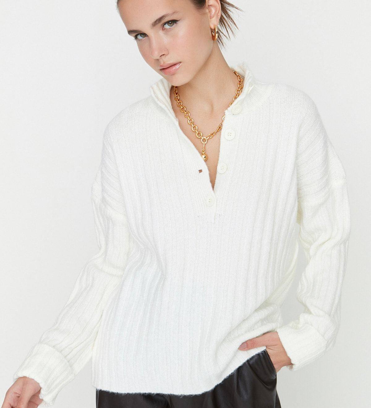 •	White ribbed button-up sweater for women
	•	Collared knit sweater with buttons
	•	Elegant women’s sweater for casual wear
	•	Soft knit sweater with ribbed design
	•	Relaxed fit white sweater with collar
	•	Lightweight knitwear for fall and winter outfits
	•	Women’s button-up sweater for layering