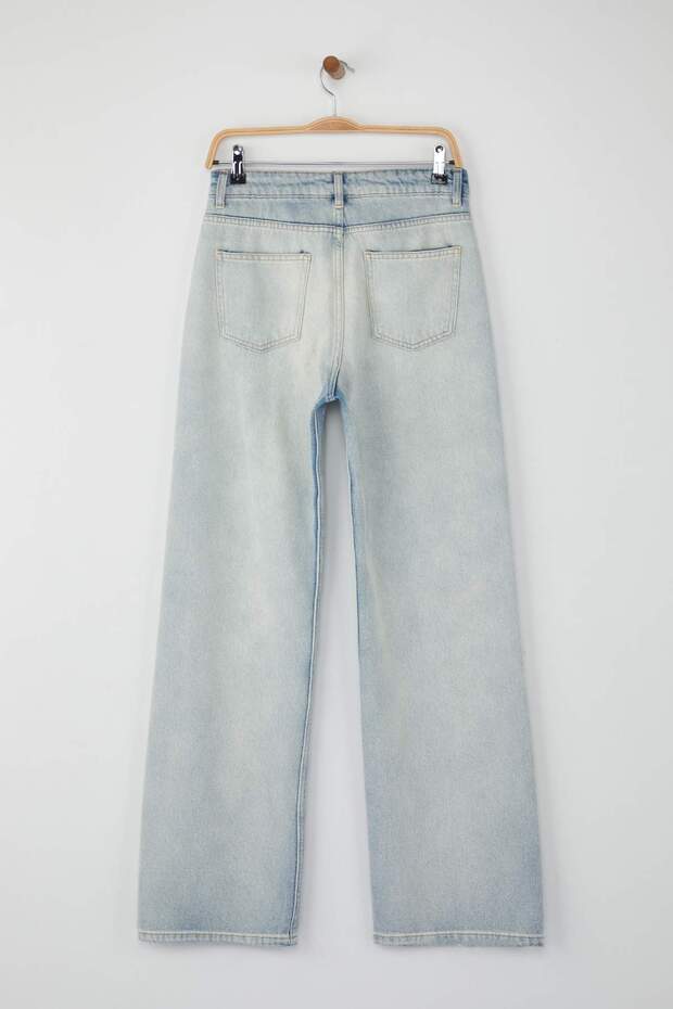 Light Wash Straight-Leg Denim Jeans – AtikaStyle