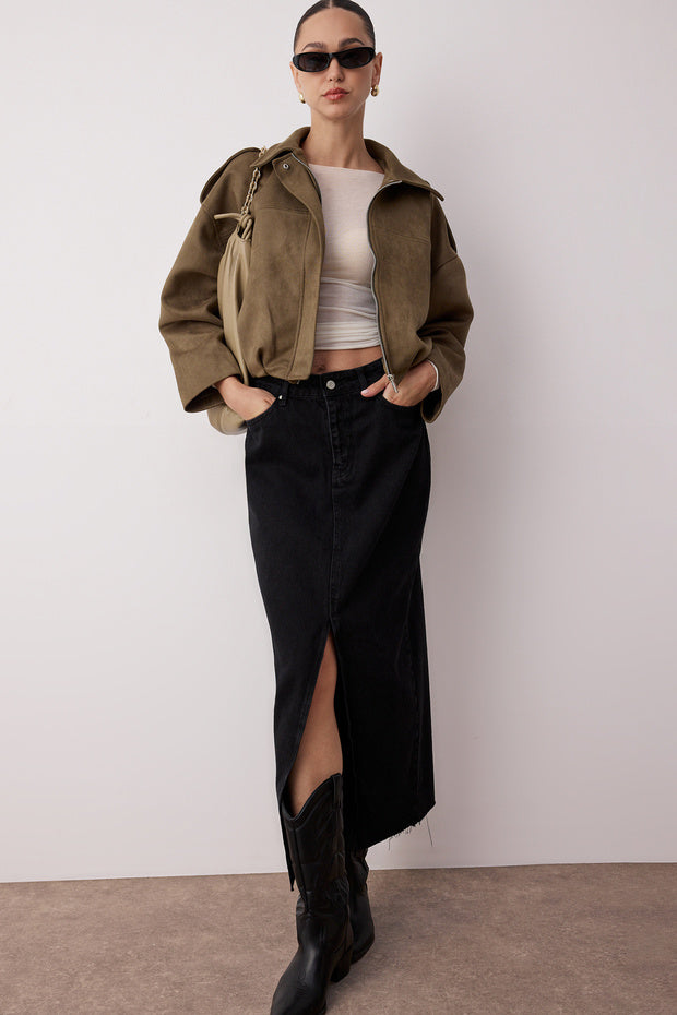 	•	Woman wearing black denim slit maxi skirt with boots – AtikaStyle
	•	Front view of black denim high-waist maxi skirt with slit – AtikaStyle
	•	Street style outfit featuring black slit denim maxi skirt – AtikaStyle
