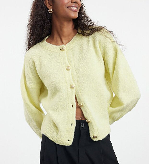 Pastel yellow button-up cardigan – AtikaStyle
	•	Women’s yellow knit cardigan with buttons
	•	Soft yellow sweater for layering – AtikaStyle
