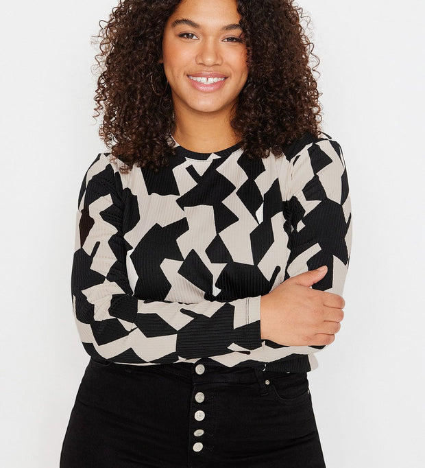 Woman wearing black and beige geometric print long sleeve top – AtikaStyle casual shirt

Close-up of abstract geometric print long sleeve top – AtikaStyle

Side view of modern patterned black & beige top – AtikaStyle