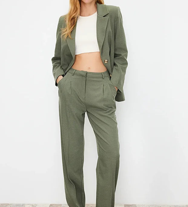 Chic olive green high-waist tailored pants with a straight-leg fit. Perfect for work, casual, or street-style outfits. Made in Turkey – AtikaStyle.
